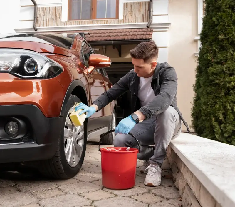 Lavage auto à domicile Saint-André-de-Cruzières : professionnel intervenant sur un véhicule
